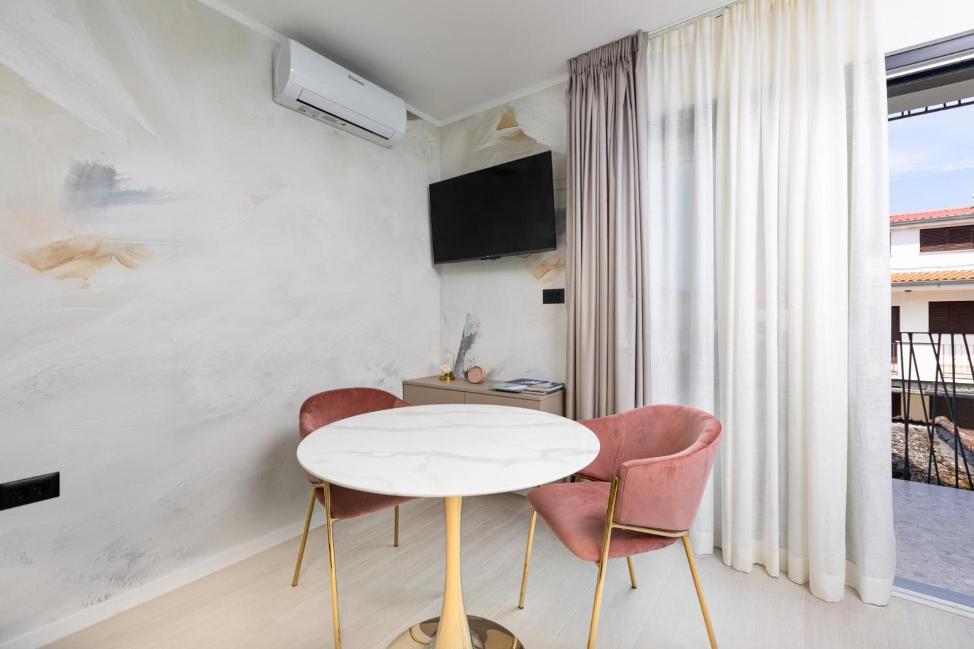 Mint & Gold Luxury Apartment *